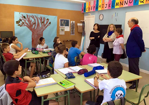 Euskaltzainak, Lesakako Tantirumairu ikastolako haurrekin 22008184 1152530298214680 7734814185389857531 n