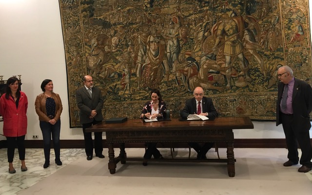 Bakartxo Tejeriak eta Andres Urrutiak Tomas Moro aretoan sinatu dute akordio berria