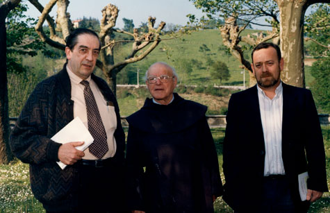 Santi Onaindia Larreako komentuaren atarian 1989an, Jose Antonio Arana Martixa eta Juanjo Zearretarekin